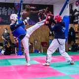 Alle nostre spalle Fumarola, indossata l�uniforme e l�attrezzatura e armato di �scudo da allenamento�, ossia un cuscinetto su cui far sferrare i calci all�avversario, chiama il 26enne Cosimo De Giosa a combattere